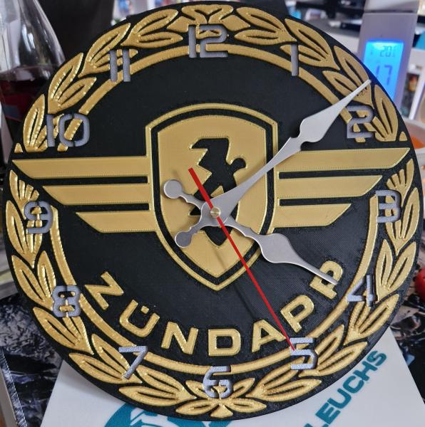 Zündapp Wanduhr 25cm Durchmesser im Stil eines Tankemblems